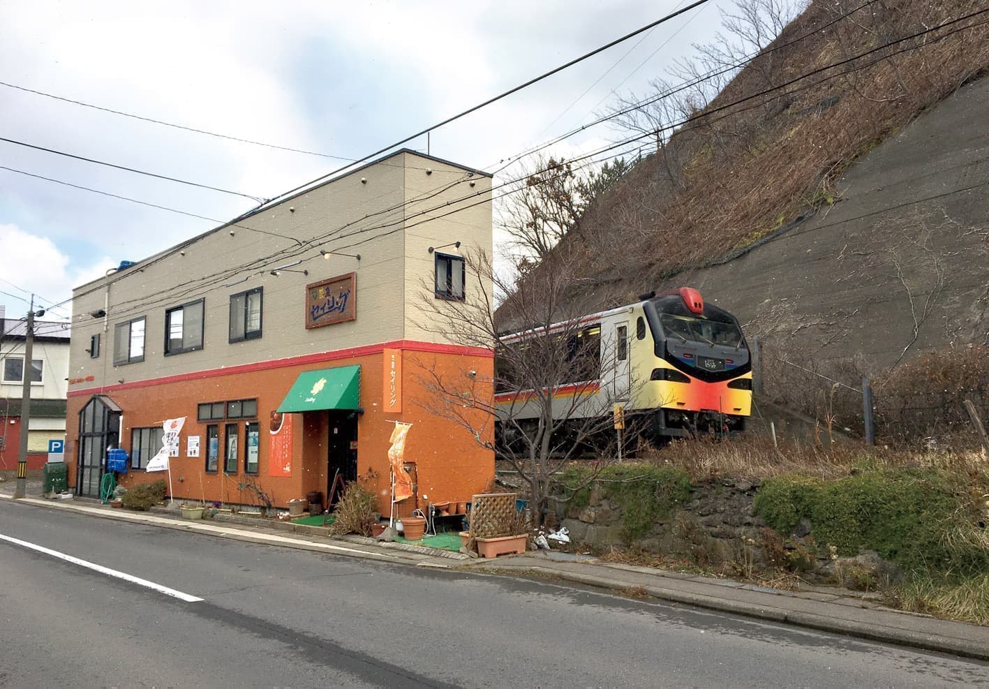 お店と電車の写真