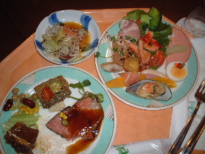 鹿児島 指宿温泉と知覧 長崎鼻の旅 鹿児島の仙岩園から眺めた 桜島 昼食 さつま御膳 食後に食べた鹿児島名物の両棒餅 宮内庁御用達だそうです さつま桐子 お値段が一桁違うので買うのは諦めました そこで こちらの彫刻 夢